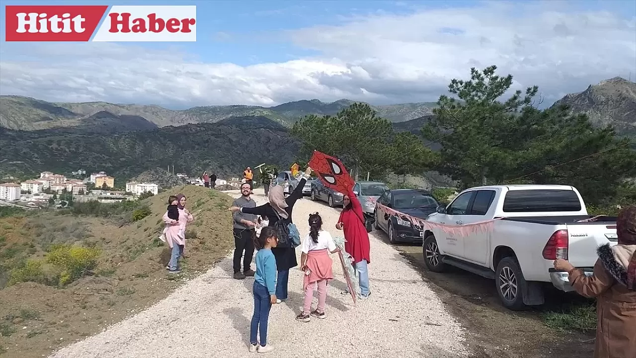 İskilip'te Gençlik Haftası etkinlikleri kapsamında renkli bir uçurtma şenliği gerçekleştirildi