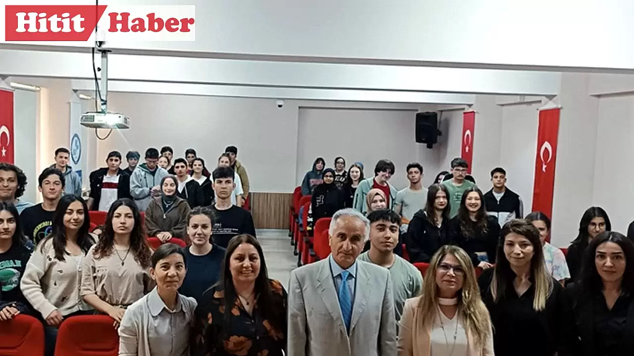 Özejder Sosyal Bilimler Lisesi'nde Sanat Tarihi Paneli: Öğrenciler, Sanat Tarihindeki Gelişim Hakkında Bilgi Sahibi Oldu.