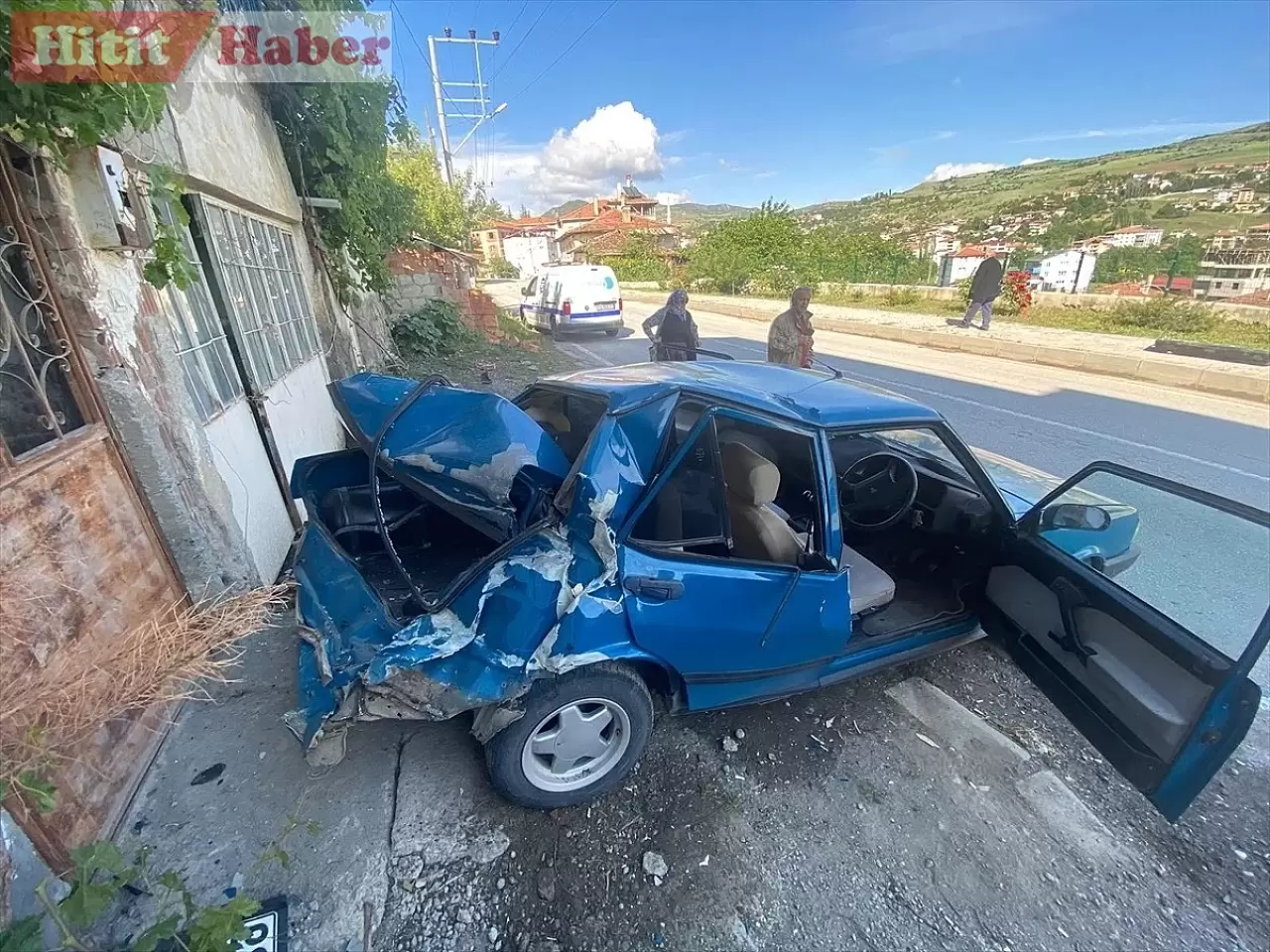Bayat ilçesinde ticari araca çarpan otomobilin sürücüsü yaralandı, kaza sonrası olay yerine sağlık ekipleri sevk edildi.