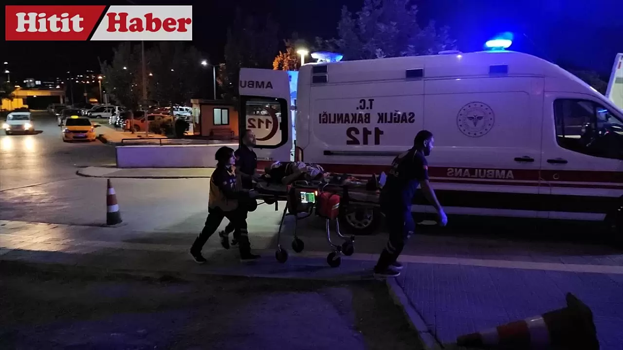 Çorum'da Şarampole Devrilen Tırın Sürücüsü Yaralandı, Acil Servise Kaldırıldı