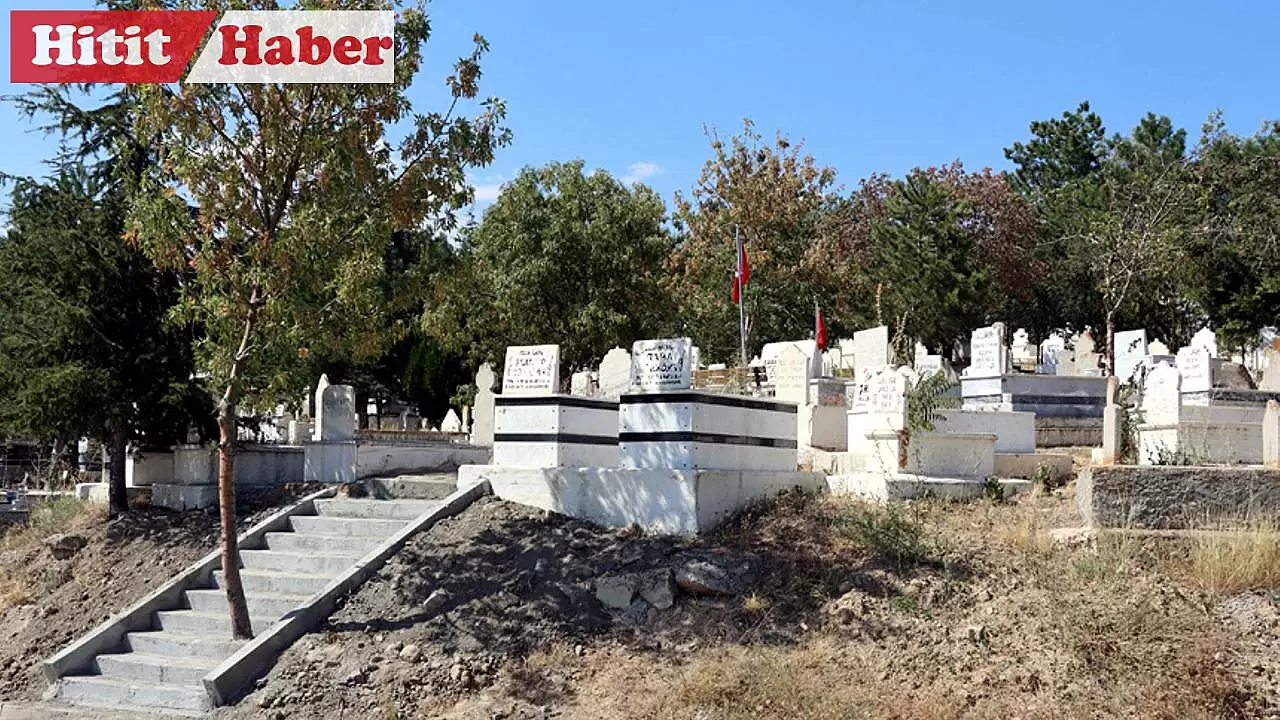 Sungurlu Belediyesi Şehit Kabirlerinde Bakım ve Onarım Çalışması Yaptı