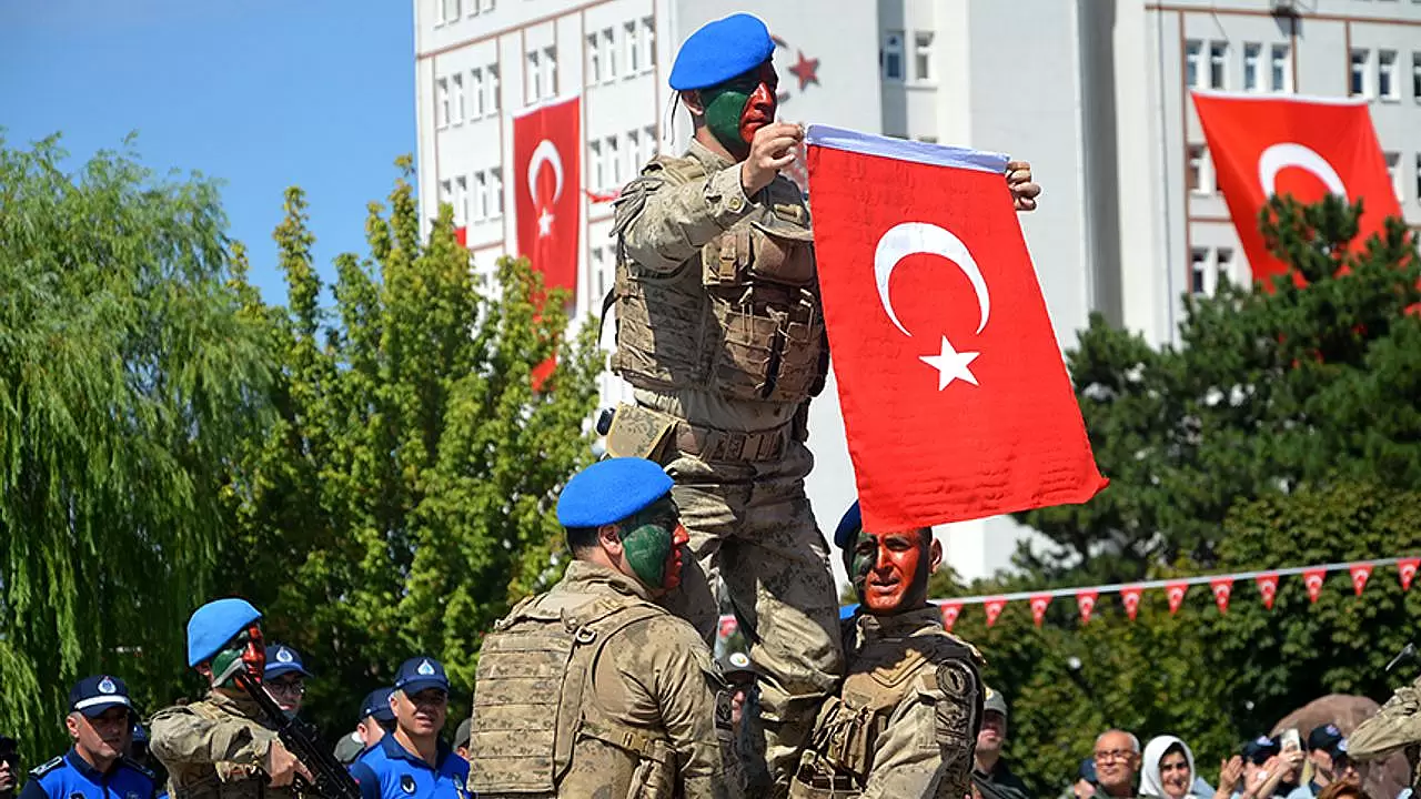 Çorum'da Komandoların Nefes Kesen Gösterisi Vali'yi Alkışlattı!