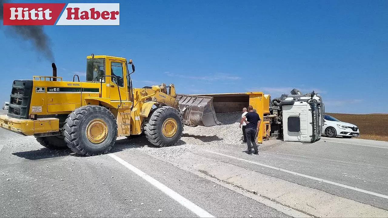 Alaca'da devrilen kamyon sürücüsü yaralandı, yol trafiğe kapandı!