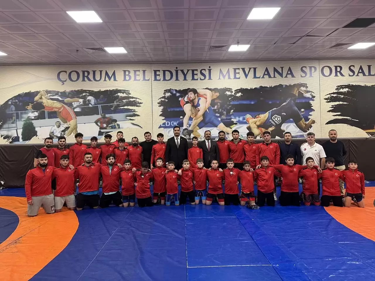 Olimpiyat Şampiyonları Çorum'da Genç Güreşçilere Hediyeler Verdi