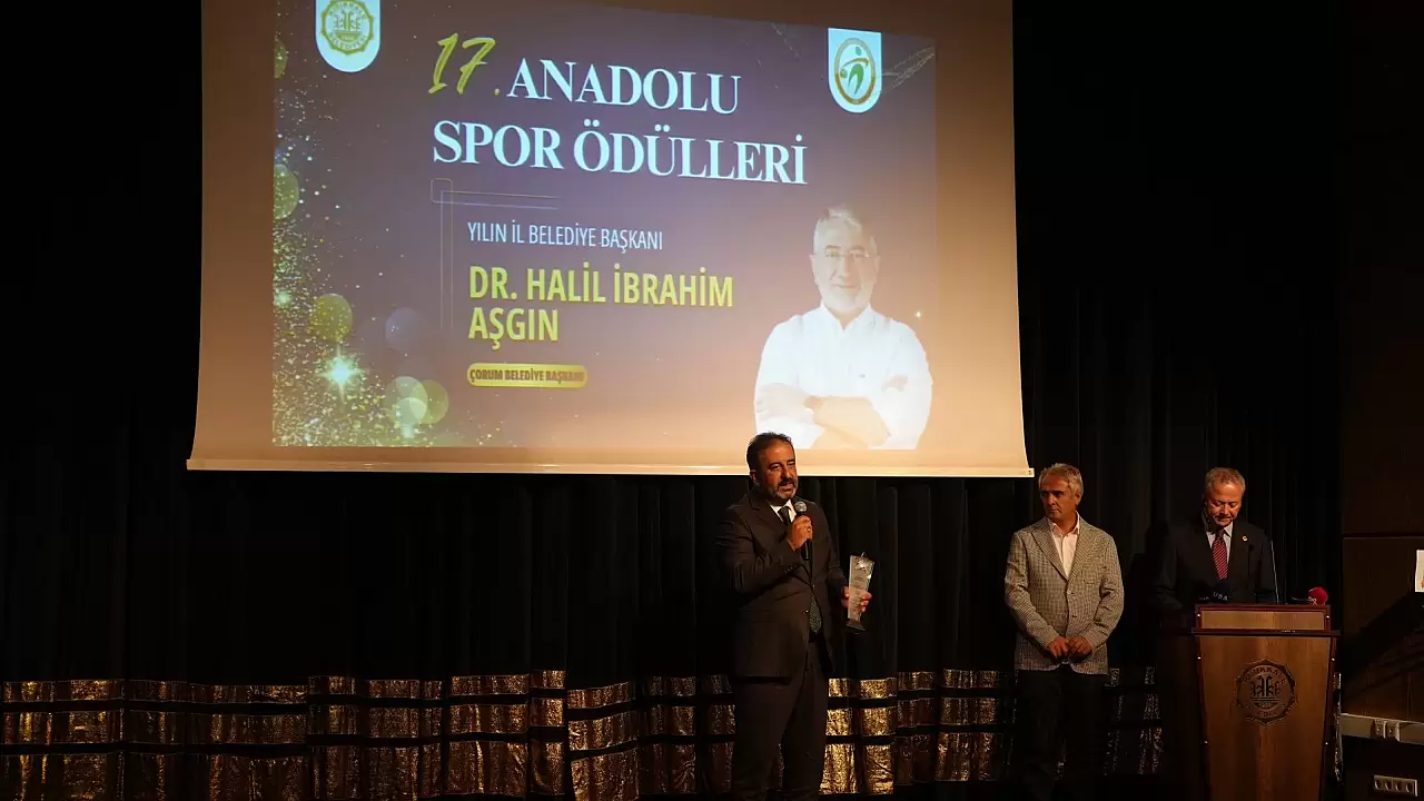 "Dr. Halil İbrahim Aşgın, Yılın İl Belediye Başkanı Ödülü'nü Aldı"