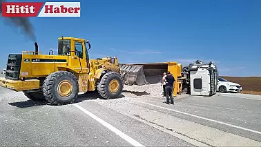 Alaca'da devrilen kamyon sürücüsü yaralandı, yol trafiğe kapandı!