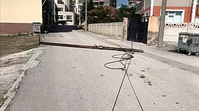 Çorum'da Kepçe Telefon Direğine Çarptı, Sürücü Kaçtı