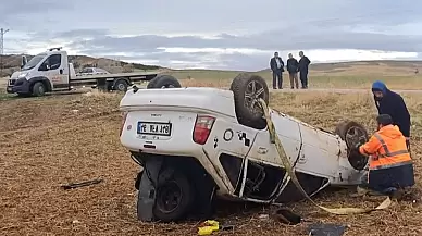 Arabayla Tarlayava Yuvarlanan Genç Kız Hastaneye Kaldırıldı