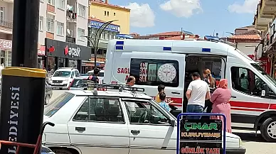 Alaca'da Bisikletli Çocuğa Otomobil Çarptı: Yaralı Hastaneye Kaldırıldı