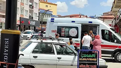 Alaca'da Bisikletli Çocuğa Otomobil Çarptı: Yaralı Hastaneye Kaldırıldı