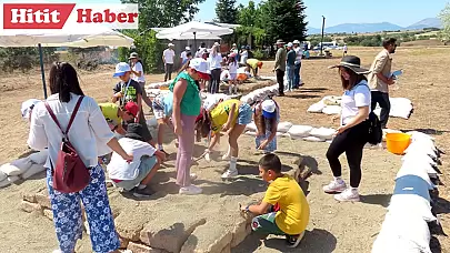 Hitit Üniversitesi Çocuk Üniversitesi'nde Hitit Uygarlığı Atölyesi Öğrencilere Kazı Eğitimi Verdi