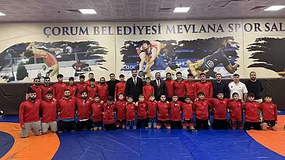 Olimpiyat Şampiyonları Çorum'da Genç Güreşçilere Hediyeler Verdi