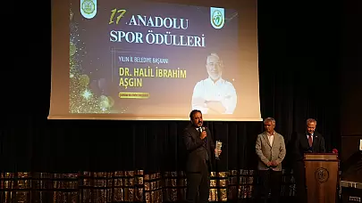 "Dr. Halil İbrahim Aşgın, Yılın İl Belediye Başkanı Ödülü'nü Aldı"