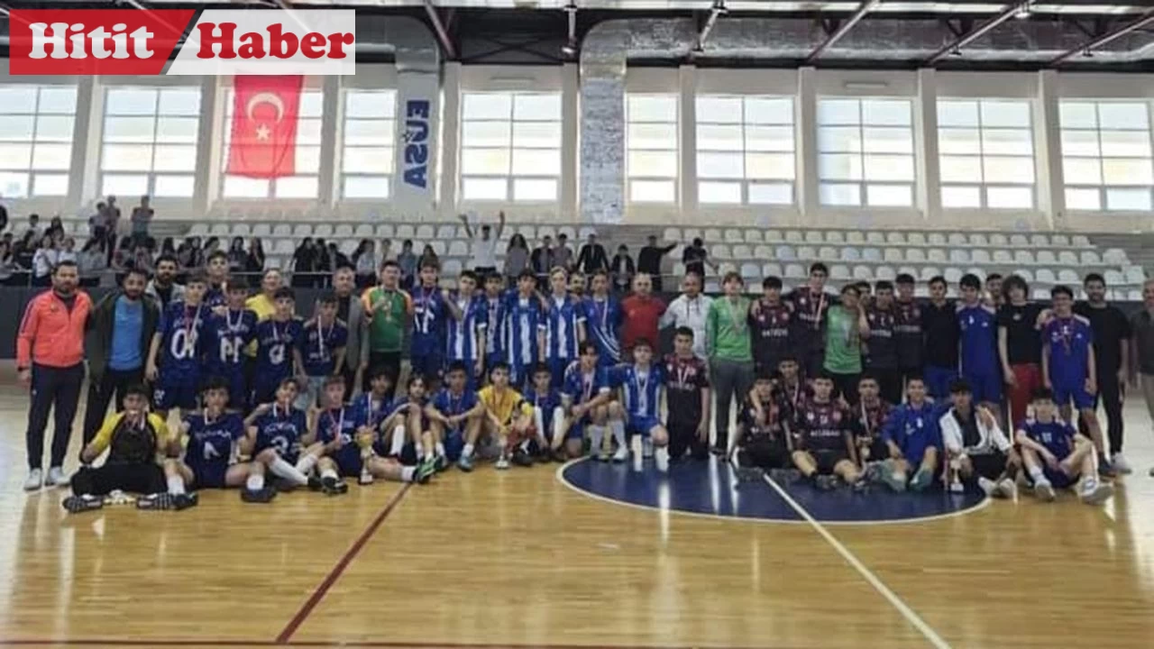 Çorum'da Futsal heyecanı: Cumhuriyet Anadolu Lisesi şampiyon!