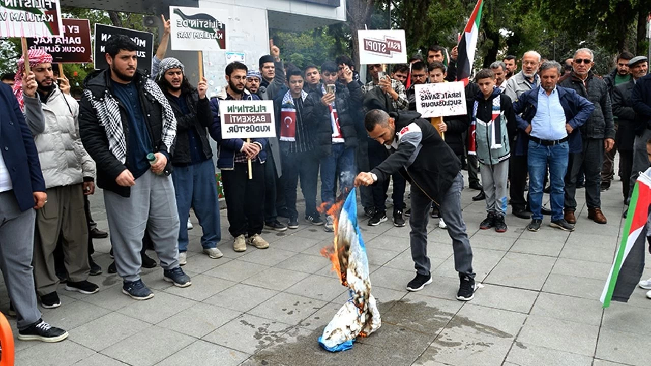 Çorum'da İsrail'e Karşı Protesto: Saldırılar Kınandı, İsrail Bayrağı Ateşe Verildi