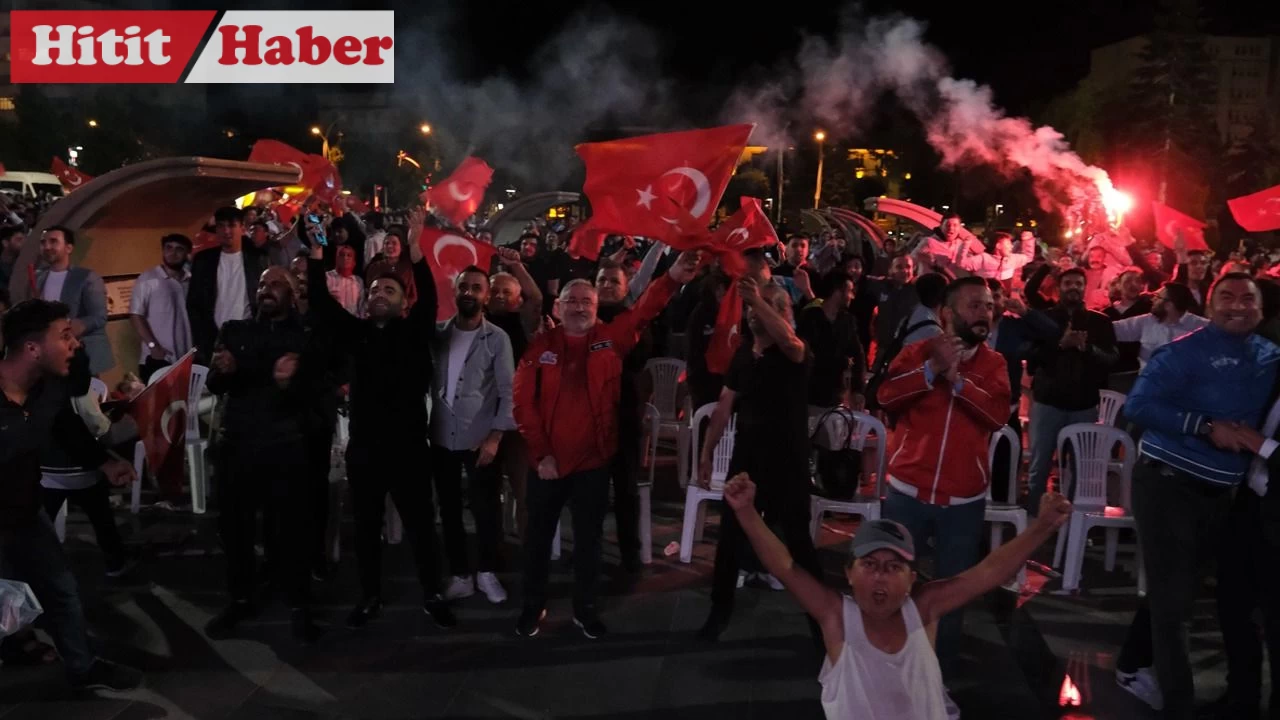 Çorum'da Vatandaşlar, Türkiye Milli Takımı Maçlarını Kadeş Barış Meydanı'nda Coşkuyla İzledi