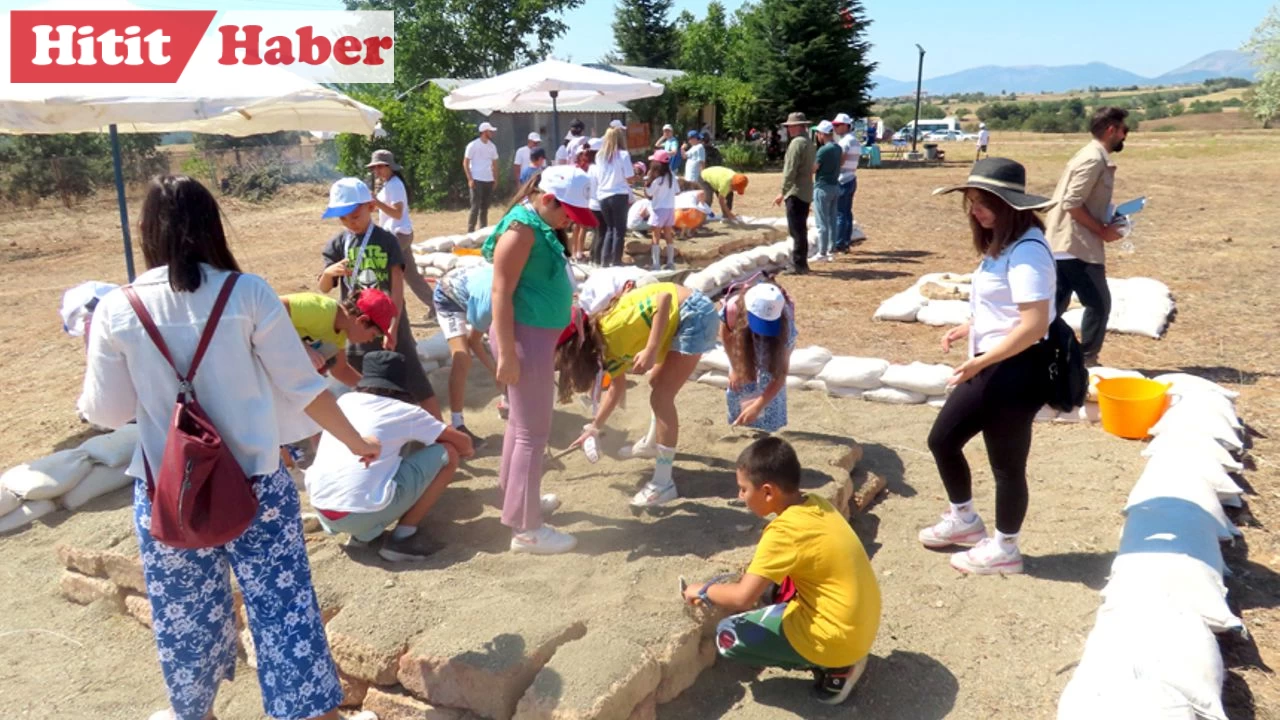 Hitit Üniversitesi Çocuk Üniversitesi'nde Hitit Uygarlığı Atölyesi Öğrencilere Kazı Eğitimi Verdi