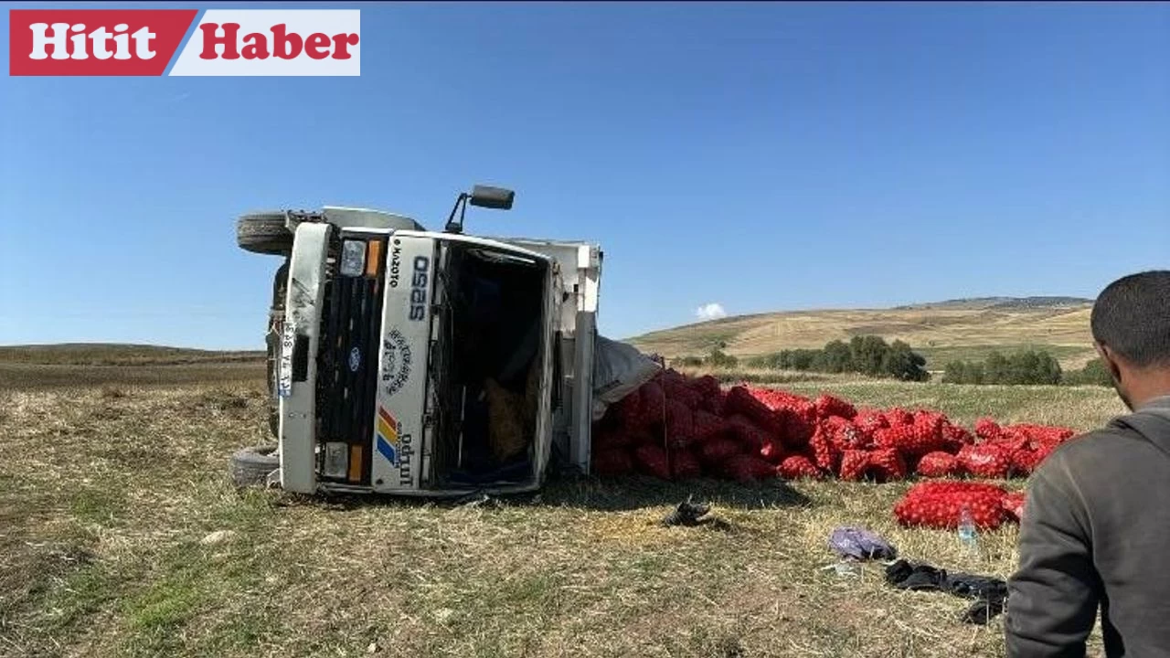 Alaca'da Soğan Yüklü Kamyon Devrildi: 1 Yaralı!