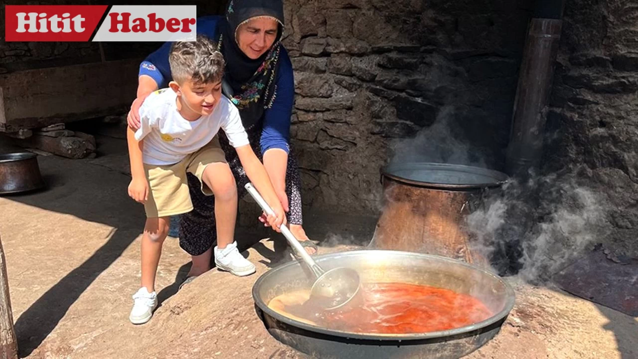 Ayağıbüyük Köyü'nde Geleneksel Yöntemlerle Üzüm Pekmezi Üretimi Hız Kazanıyor