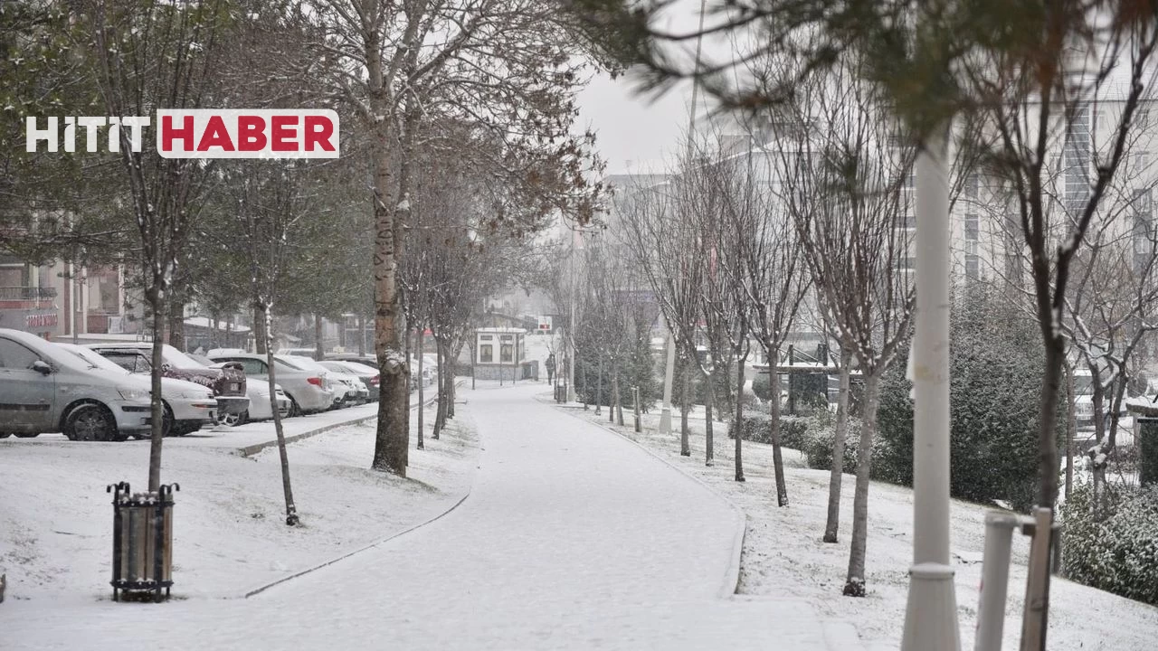 Çorum'da Kar Yağışı Sonrası Kent Merkezi Beyaza Büründü